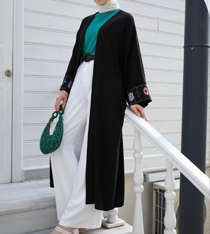 Women's Black Abaya with Embroidery Sleeves - ESRA KEKÜLLÜOĞLU
