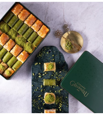 Assorted Baklava in A Metal Box of 900 gr