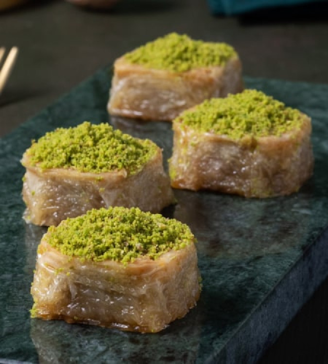 Palace roll baklava with walnuts from Karaköy Güllüoğlu - 1kg