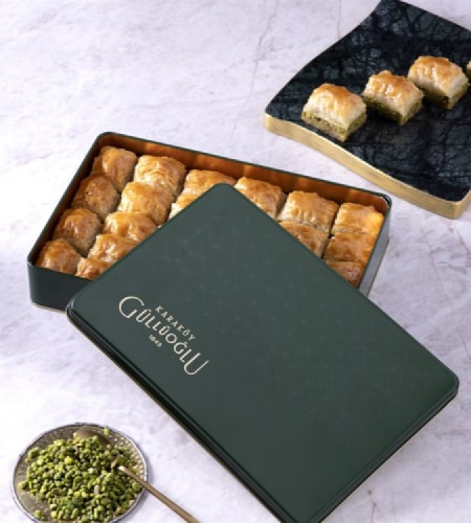 Baklava with pistachio in metal box 900g from Karaköy Güllüoğlu