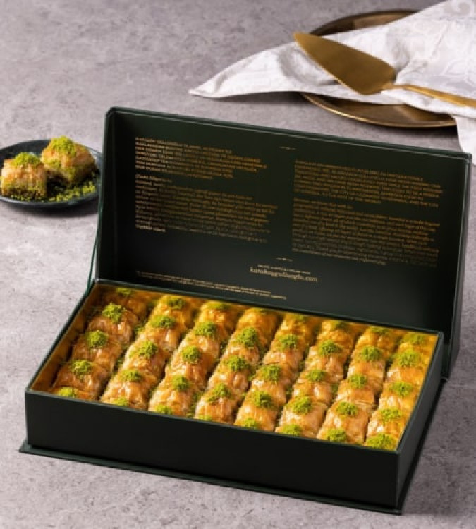 Dry Baklava with Pistachio in A Special Box 1 kg from Karaköy Güllüoğlu