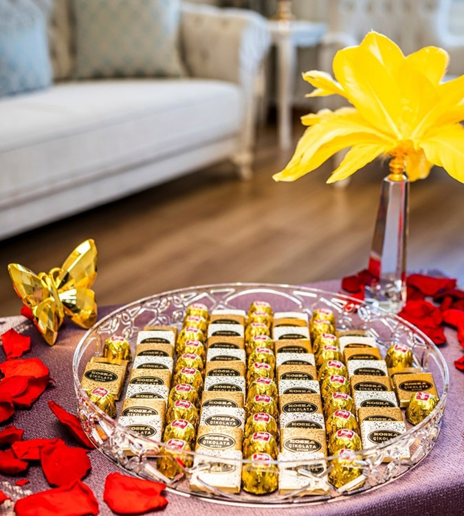 Transparent round coffee serving tray