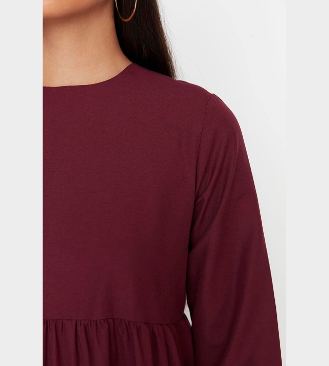 Long dress with a round neck