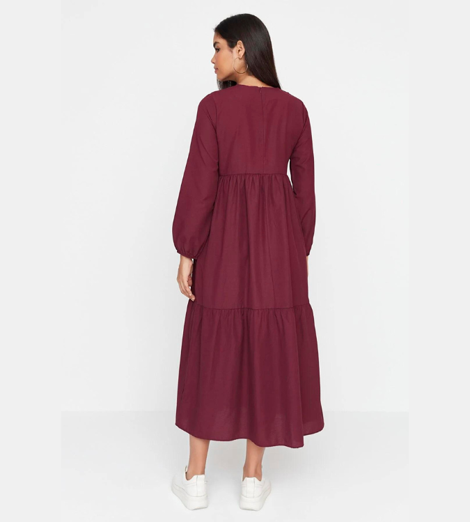 Long dress with a round neck